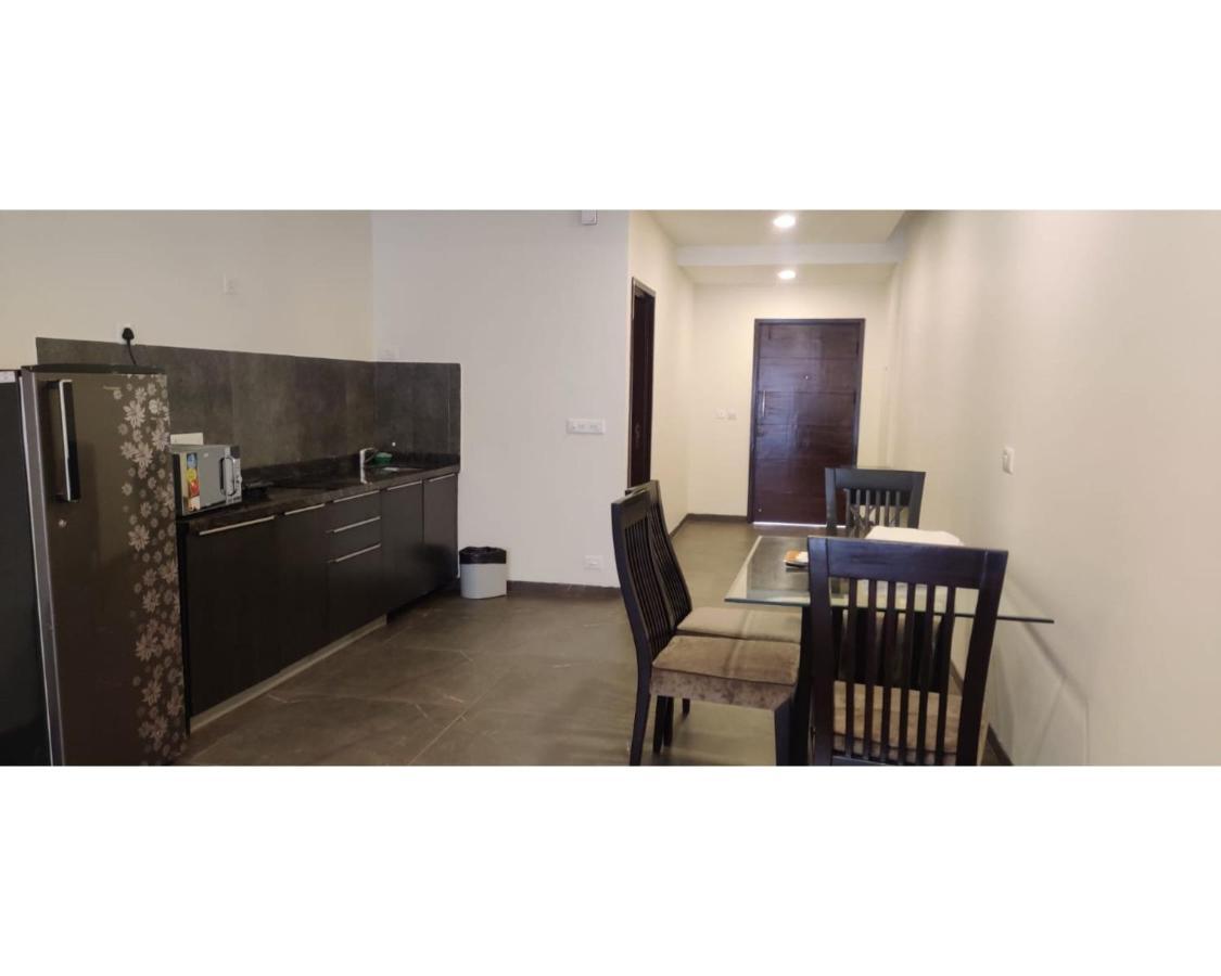 Aarju Luxurious Wave Apartment กาลังกูติ ภายนอก รูปภาพ